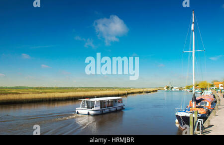 Broads cruiser sul fiume y vengono a Reedham nel Parco Nazionale di Norfolk Broads in estate Foto Stock