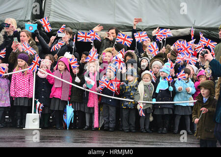 Bambini bandiere d'onda durante una visita dalla Regina Elisabetta II per il Royal Welsh reggimento a Lucknow caserme in Tidworth, Wiltshire, per contrassegnare il giorno di San Davide. Foto Stock