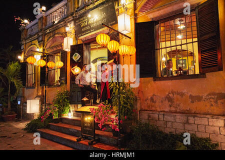 Facciata del ristorante Sakura building illuminato al crepuscolo. Antica città di Hoi An, Quang Nam Provincia, Vietnam. Foto Stock