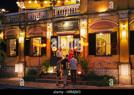 Facciata del ristorante Sakura building illuminato al crepuscolo. Antica città di Hoi An, Quang Nam Provincia, Vietnam. Foto Stock