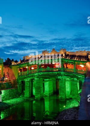 Ponte coperto giapponese accesa al crepuscolo. Antica città di Hoi An, Quang Nam Provincia, Vietnam. Foto Stock