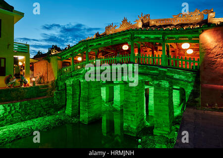 Ponte coperto giapponese accesa al crepuscolo. Antica città di Hoi An, Quang Nam Provincia, Vietnam. Foto Stock