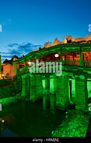 Ponte coperto giapponese accesa al crepuscolo. Antica città di Hoi An, Quang Nam Provincia, Vietnam. Foto Stock