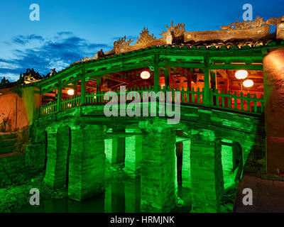 Ponte coperto giapponese accesa al crepuscolo. Antica città di Hoi An, Quang Nam Provincia, Vietnam. Foto Stock