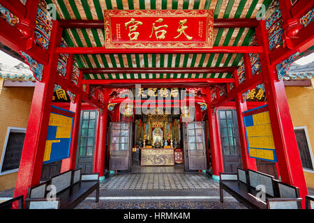 Interno del Van Hoa Le Nghia Tempio. Antica città di Hoi An, Quang Nam Provincia, Vietnam. Foto Stock