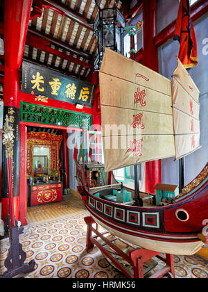 Interno del Van Hoa Le Nghia Tempio. Antica città di Hoi An, Quang Nam Provincia, Vietnam. Foto Stock