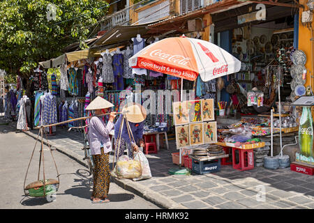 Strada del mercato di antica città di Hoi An. Quang Nam Provincia, Vietnam. Foto Stock