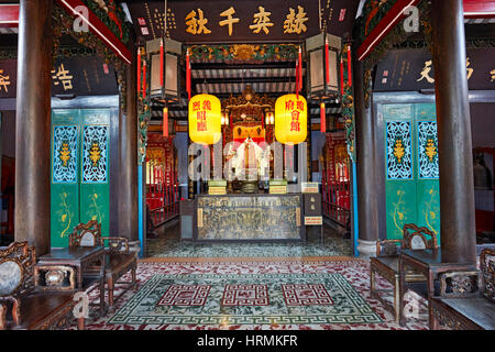 Interno del Hainan Assembly Hall. Antica città di Hoi An, Quang Nam Provincia, Vietnam. Foto Stock