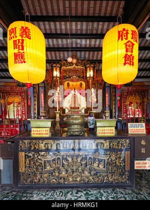 Interno del Hainan Assembly Hall. Antica città di Hoi An, Quang Nam Provincia, Vietnam. Foto Stock