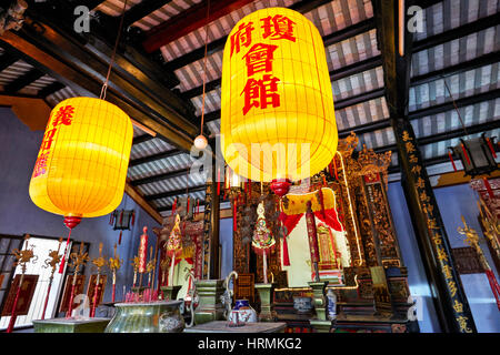 Interno del Hainan Assembly Hall. Antica città di Hoi An, Quang Nam Provincia, Vietnam. Foto Stock