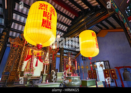 Interno del Hainan Assembly Hall. Antica città di Hoi An, Quang Nam Provincia, Vietnam. Foto Stock