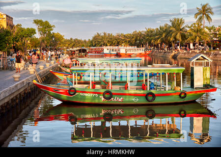 Barche sul fiume Thu Bon. Antica città di Hoi An, Quang Nam Provincia, Vietnam. Foto Stock