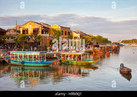 Barche sul fiume Thu Bon. Antica città di Hoi An, Quang Nam Provincia, Vietnam. Foto Stock