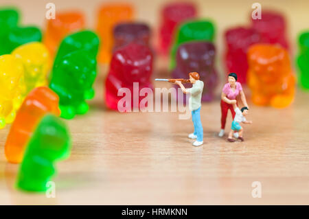 Gummy Bear invasione. Junk food concept Foto Stock