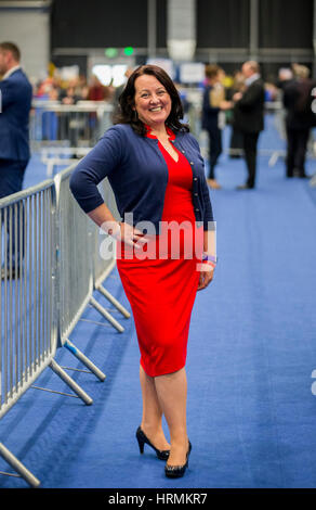 DUP candidato Paula Bradley al Titanic Exhibition Centre, Belfast, durante il 2017 Northern Ireland Assembly Elezione di conteggio. Foto Stock