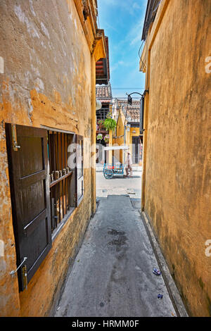 Vicolo stretto nella antica città di Hoi An. Quang Nam Provincia, Vietnam. Foto Stock