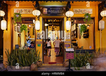 Piccolo cafe nell'antica città di Hoi An al crepuscolo. Quang Nam Provincia, Vietnam. Foto Stock