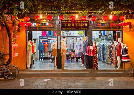 Negozio di sartoria illuminato al crepuscolo. Città antica di Hoi An, provincia di Quang Nam, Vietnam. Foto Stock