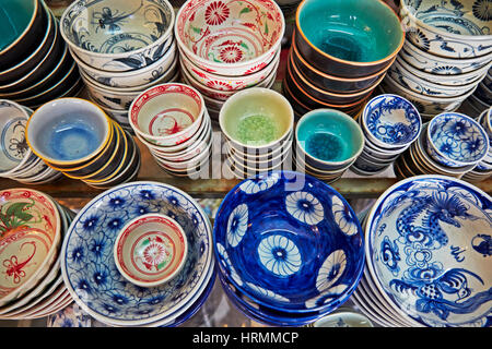 Una selezione di tradizionali ciotole di ceramica vietnamite esposte in vendita al mercato centrale di Hoi An, provincia di Quang Nam, Vietnam. Foto Stock