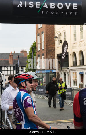 Mark Cavendish pone per selfie con il partecipante all'inizio della salita al di sopra di attività sportive Foto Stock