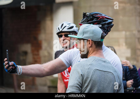 Mark Cavendish pone per selfie con il partecipante all'inizio della salita al di sopra di attività sportive Foto Stock