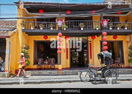 Vecchio triciclo davanti al Vinh Hung Hotel di antica città di Hoi An. Quang Nam Provincia, Vietnam. Foto Stock