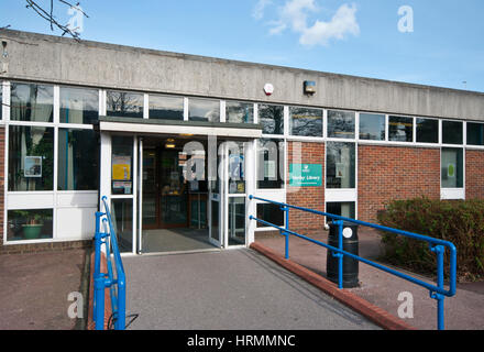 Esterno ingresso anteriore per Horley Biblioteca Pubblica Horley Surrey in Inghilterra REGNO UNITO Foto Stock