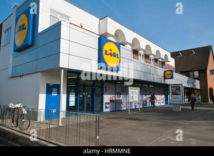 Esterno entrata anteriore al supermercato Lidl Horley Surrey in Inghilterra REGNO UNITO Foto Stock