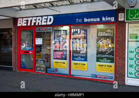 Esterno ingresso anteriore per Betfred Bookmakers Betting Office Shop Horley Surrey in Inghilterra REGNO UNITO Foto Stock