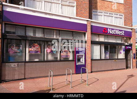 Esterno l'entrata frontale ad un ramo del Nat West Bank High Street Horley Surrey in Inghilterra UK National Westminster banche Foto Stock