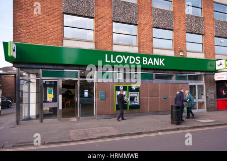 Esterno l'entrata frontale ad un ramo del Nat West Bank High Street Horley Surrey in Inghilterra UK National Westminster banche Foto Stock