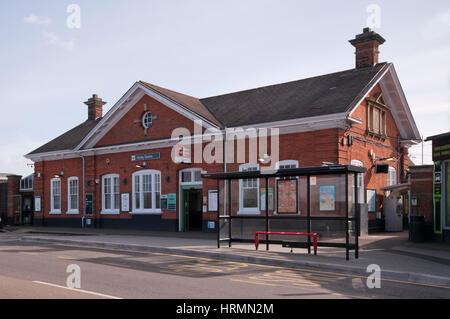 Esterno ingresso anteriore per Horley British Rail Stazione ferroviaria Surrey in Inghilterra UK rampa meridionale Foto Stock