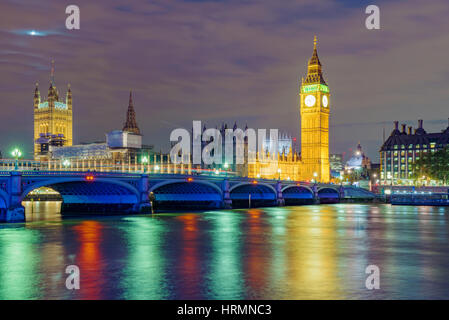 Praticamente vista sul Tamigi e le case del Parlamento Foto Stock