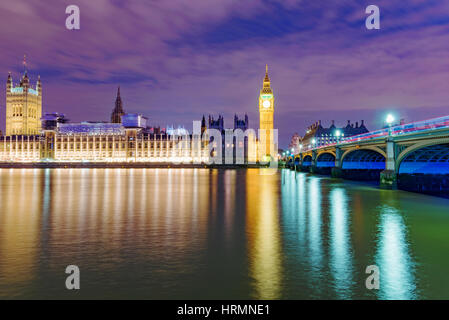 Vista notturna del fiume Tamigi e le case del Parlamento europeo Foto Stock