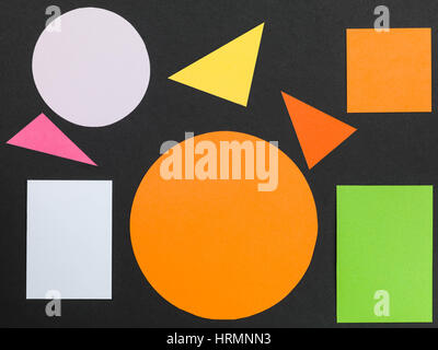 Pattern colorati di forme geometriche contro uno sfondo nero Foto Stock