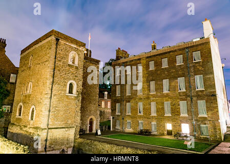 Jewel House di Londra di notte Foto Stock