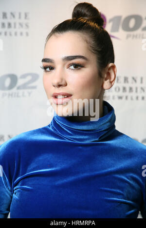 Bala Cynwyd, PA, Stati Uniti d'America. 2 Mar, 2017. Dua Lipa visite Q102 in Bala Cynwyd, Pa il 2 marzo 2017 Credit: Star Shooter/media/punzone Alamy Live News Foto Stock