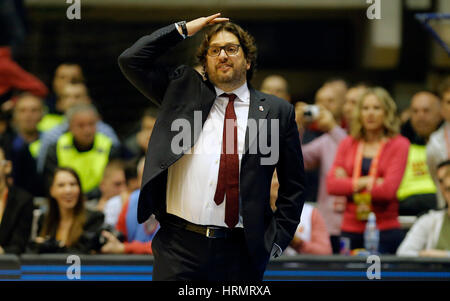 Belgrado. 2 Mar, 2017. Brose Bamberg il capo allenatore Andrea Trinchieri gesti durante la stagione regolare Round 24 Eurolega di basket match contro Crvena Zvezda in Serbia, a Belgrado il 2 marzo 2017. Brose Bamberg perso 60-74. Credito: Predrag Milosavljevic/Xinhua/Alamy Live News Foto Stock