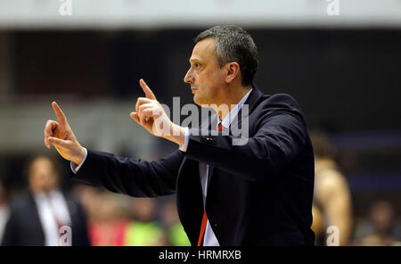 Belgrado. 2 Mar, 2017. Crvena Zvezda's head coach Dejan Radonjic gesti durante la stagione regolare Round 24 Eurolega di basket match contro Brose Bamberg in Serbia, a Belgrado il 2 marzo 2017. Crvena Zvezda ha vinto 74-60. Credito: Predrag Milosavljevic/Xinhua/Alamy Live News Foto Stock