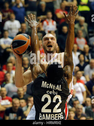 Belgrado. 2 Mar, 2017. Crvena Zvezda's Marko Simonovic (top) vies con Brose Bamberg's Jerel Mcneal durante la stagione regolare Round 24 Eurolega di basket corrispondono a Belgrado in Serbia il 2 marzo 2017. Crvena Zvezda ha vinto 74-60. Credito: Predrag Milosavljevic/Xinhua/Alamy Live News Foto Stock