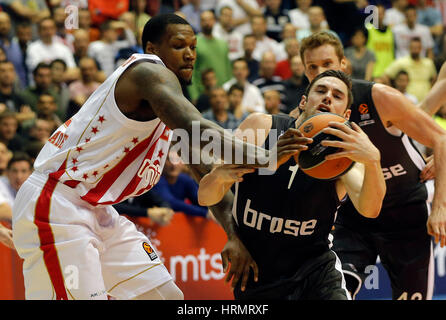 A Belgrado, in Serbia. 2 Mar, 2017. Brose Bamberg di Fabien Causeur (R) con vies Crvena Zvezda's Deon Thompson (L) durante la stagione regolare Round 24 Eurolega di basket corrispondono a Belgrado in Serbia, il 2 marzo 2017. Brose Bamberg perso 60-74. Credito: Predrag Milosavljevic/Xinhua/Alamy Live News Foto Stock