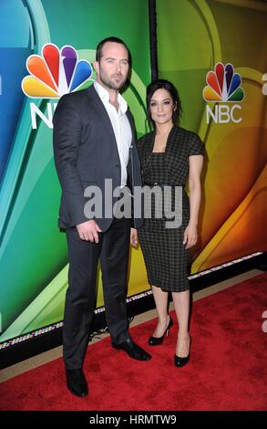 New York, NY, STATI UNITI D'AMERICA. 2 Mar, 2017. Sullivan Stapleton, Archie Panjabi presso gli arrivi per NBC Mid-Season Evento, quattro stagioni, New York, NY Marzo 2, 2017. Credito: Kristin Callahan/Everett raccolta/Alamy Live News Foto Stock