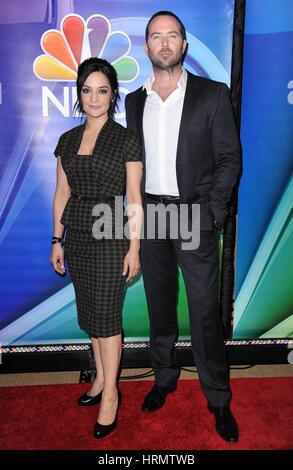 New York, NY, STATI UNITI D'AMERICA. 2 Mar, 2017. Sullivan Stapleton, Archie Panjabi presso gli arrivi per NBC Mid-Season Evento, quattro stagioni, New York, NY Marzo 2, 2017. Credito: Kristin Callahan/Everett raccolta/Alamy Live News Foto Stock