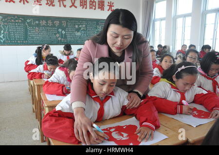 Lianyungang, Lianyungang, Cina. 2 Mar, 2017. Lianyungang, CINA-2 Marzo 2017: (solo uso editoriale. Cina OUT) .alunni papercuttings fanno di lei Feng il ritratto in Donghai, est cinese della provincia di Jiangsu, marzo 2nd, 2017. Lei Feng era un soldato dell'Esercito Popolare di Liberazione cinese e morì all'età di 22 nel 1962. Egli ha raggiunto fama nazionale ed è diventato una icona di spirito di altruismo nel 1963 quando il defunto leader cinese Mao Zedong scrisse ''seguire l esempio del compagno Lei Feng'', e il 5 marzo è stato impostato come l'anniversario per imparare da Lei Feng. Credito: SIPA Asia/ZUMA filo/Alamy Live News Foto Stock