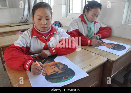 Lianyungang, Lianyungang, Cina. 2 Mar, 2017. Lianyungang, CINA-2 Marzo 2017: (solo uso editoriale. Cina OUT) .alunni papercuttings fanno di lei Feng il ritratto in Donghai, est cinese della provincia di Jiangsu, marzo 2nd, 2017. Lei Feng era un soldato dell'Esercito Popolare di Liberazione cinese e morì all'età di 22 nel 1962. Egli ha raggiunto fama nazionale ed è diventato una icona di spirito di altruismo nel 1963 quando il defunto leader cinese Mao Zedong scrisse ''seguire l esempio del compagno Lei Feng'', e il 5 marzo è stato impostato come l'anniversario per imparare da Lei Feng. Credito: SIPA Asia/ZUMA filo/Alamy Live News Foto Stock