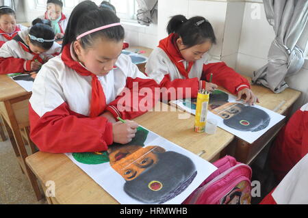 Lianyungang, Lianyungang, Cina. 2 Mar, 2017. Lianyungang, CINA-2 Marzo 2017: (solo uso editoriale. Cina OUT) .alunni papercuttings fanno di lei Feng il ritratto in Donghai, est cinese della provincia di Jiangsu, marzo 2nd, 2017. Lei Feng era un soldato dell'Esercito Popolare di Liberazione cinese e morì all'età di 22 nel 1962. Egli ha raggiunto fama nazionale ed è diventato una icona di spirito di altruismo nel 1963 quando il defunto leader cinese Mao Zedong scrisse ''seguire l esempio del compagno Lei Feng'', e il 5 marzo è stato impostato come l'anniversario per imparare da Lei Feng. Credito: SIPA Asia/ZUMA filo/Alamy Live News Foto Stock