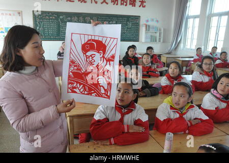 Lianyungang, Lianyungang, Cina. 2 Mar, 2017. Lianyungang, CINA-2 Marzo 2017: (solo uso editoriale. Cina OUT) .alunni papercuttings fanno di lei Feng il ritratto in Donghai, est cinese della provincia di Jiangsu, marzo 2nd, 2017. Lei Feng era un soldato dell'Esercito Popolare di Liberazione cinese e morì all'età di 22 nel 1962. Egli ha raggiunto fama nazionale ed è diventato una icona di spirito di altruismo nel 1963 quando il defunto leader cinese Mao Zedong scrisse ''seguire l esempio del compagno Lei Feng'', e il 5 marzo è stato impostato come l'anniversario per imparare da Lei Feng. Credito: SIPA Asia/ZUMA filo/Alamy Live News Foto Stock