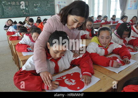 Lianyungang, Lianyungang, Cina. 2 Mar, 2017. Lianyungang, CINA-2 Marzo 2017: (solo uso editoriale. Cina OUT) .alunni papercuttings fanno di lei Feng il ritratto in Donghai, est cinese della provincia di Jiangsu, marzo 2nd, 2017. Lei Feng era un soldato dell'Esercito Popolare di Liberazione cinese e morì all'età di 22 nel 1962. Egli ha raggiunto fama nazionale ed è diventato una icona di spirito di altruismo nel 1963 quando il defunto leader cinese Mao Zedong scrisse ''seguire l esempio del compagno Lei Feng'', e il 5 marzo è stato impostato come l'anniversario per imparare da Lei Feng. Credito: SIPA Asia/ZUMA filo/Alamy Live News Foto Stock