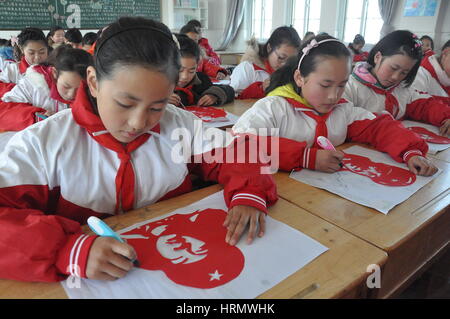 Lianyungang, Lianyungang, Cina. 2 Mar, 2017. Lianyungang, CINA-2 Marzo 2017: (solo uso editoriale. Cina OUT) .alunni papercuttings fanno di lei Feng il ritratto in Donghai, est cinese della provincia di Jiangsu, marzo 2nd, 2017. Lei Feng era un soldato dell'Esercito Popolare di Liberazione cinese e morì all'età di 22 nel 1962. Egli ha raggiunto fama nazionale ed è diventato una icona di spirito di altruismo nel 1963 quando il defunto leader cinese Mao Zedong scrisse ''seguire l esempio del compagno Lei Feng'', e il 5 marzo è stato impostato come l'anniversario per imparare da Lei Feng. Credito: SIPA Asia/ZUMA filo/Alamy Live News Foto Stock