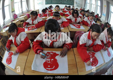 Lianyungang, Lianyungang, Cina. 2 Mar, 2017. Lianyungang, CINA-2 Marzo 2017: (solo uso editoriale. Cina OUT) .alunni papercuttings fanno di lei Feng il ritratto in Donghai, est cinese della provincia di Jiangsu, marzo 2nd, 2017. Lei Feng era un soldato dell'Esercito Popolare di Liberazione cinese e morì all'età di 22 nel 1962. Egli ha raggiunto fama nazionale ed è diventato una icona di spirito di altruismo nel 1963 quando il defunto leader cinese Mao Zedong scrisse ''seguire l esempio del compagno Lei Feng'', e il 5 marzo è stato impostato come l'anniversario per imparare da Lei Feng. Credito: SIPA Asia/ZUMA filo/Alamy Live News Foto Stock